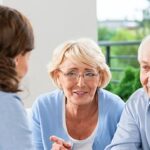 Conversar entrena el cerebro en la tercera edad